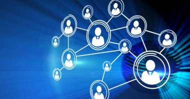 Dijital insan ağlarının bileşimi mavi parlayan ışık yollarının üzerinde simgeler oluşturur. küresel iş, teknoloji, bağlantılar ve dijital olarak oluşturulan ağ konsepti.