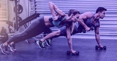 Formda erkek ve kadının halterlerle hafif bulanıklık üzerinde egzersiz yapmasının kompozisyonu. spor, fitness ve aktif yaşam tarzı konsepti dijital olarak oluşturulmuş görüntü.