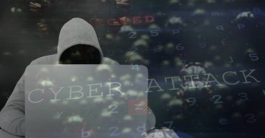 Kapüşonlu bilgisayar korsanının Coperid hücreli ve ekranında siber saldırı uyarısı olan dizüstü bilgisayarı kullanmasının bileşimi. küresel koronavirüs salgını ve siber güvenlik konsepti dijital olarak oluşturuldu.