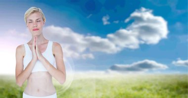 Kafkas kadının gözleri kapalı meditasyon yapması bulutlar ve mavi gökyüzü üzerinde kopya alanı ile. refah, spor, fitness ve aktif yaşam tarzı konsepti dijital olarak oluşturulmuş imaj.