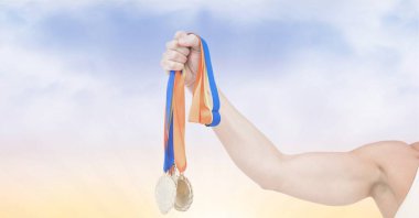 Güçlü gülümseyen beyaz kadın sporcunun el kompozisyonu. Gökyüzünde madalyalar tutuyor. spor, fitness ve aktif yaşam tarzı konsepti dijital olarak oluşturulmuş görüntü.