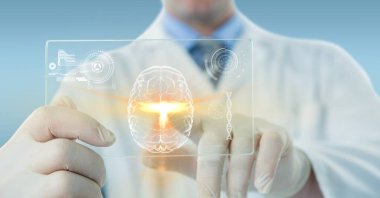 Tıbbi veri işleme ile etkileşimli ekranı tutan erkek doktorun bileşimi. küresel çevrimiçi tıp ve teknoloji konsepti dijital olarak oluşturulmuş görüntü.