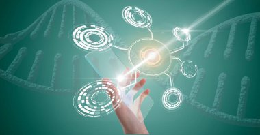 Tıbbi veri işleme ve DNA ipliği ile etkileşimli ekranı tutan kadının bileşimi. küresel çevrimiçi tıp ve teknoloji konsepti dijital olarak oluşturulmuş görüntü.