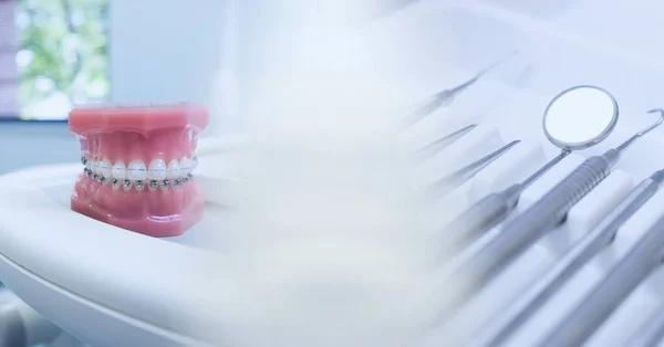 Composition Mâchoire Artificielle Des Instruments Dentaires Avec Flou Mouvement Concept — Photo