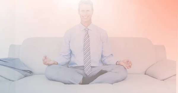Composition Homme Affaires Souriant Pratiquant Yoga Avec Une Teinte Orange — Photo