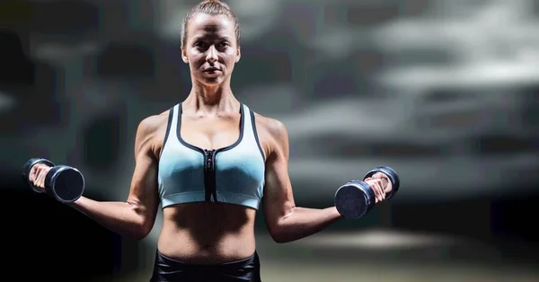 Sammansättning Starka Kaukasiska Kvinna Lyfta Hantlar Med Kopieringsutrymme Sport Fitness — Stockfoto