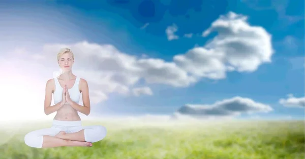 Composición Mujer Caucásica Meditando Con Los Ojos Cerrados Con Espacio —  Fotos de Stock