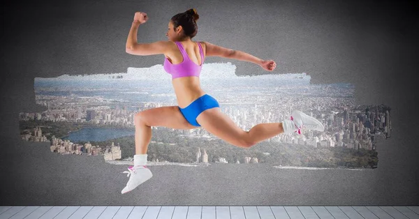 灰色の背景に街並を走る運動女の構成 スポーツフィットネス活動的なライフスタイルのコンセプトをデジタルで生成し — ストック写真