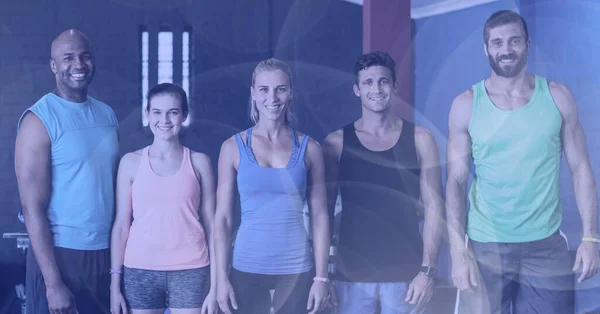 Skład Uśmiechniętych Mężczyzn Kobiet Klasie Fitness Światłami Punktowymi Sport Fitness — Zdjęcie stockowe