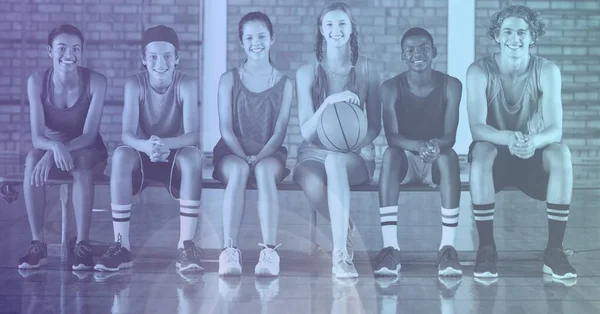 Zusammensetzung Eines Lächelnden Teams Von Schulbasketballspielern Mit Lila Tönung Sport — Stockfoto