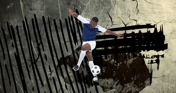 足球运动员的组成与球的黑色矩形和裂纹表面 体育活动及比赛概念数码图像 — 图库照片