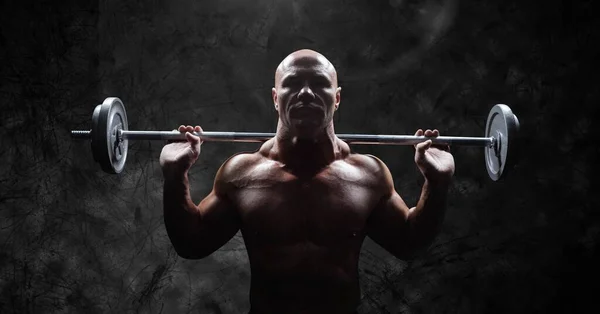 Sammansättning Muskulös Man Lyfta Vikter Med Glödande Ljus Grå Bakgrund — Stockfoto