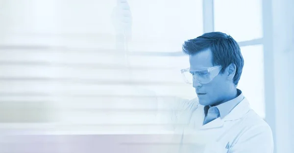 Samenstelling Van Mannelijke Wetenschapper Met Beschermende Bril Laboratorium Met Bewegingsvervaging — Stockfoto