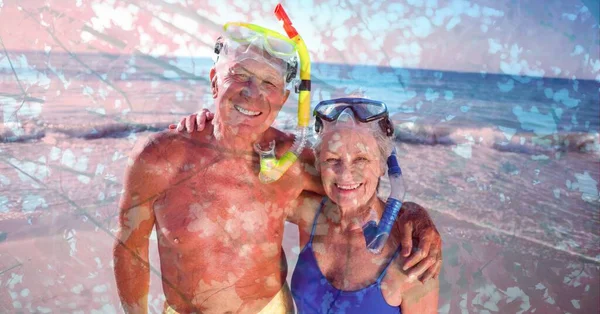Composizione Coppie Anziane Che Indossano Occhiali Nuoto Abbracciati Sulla Spiaggia — Foto Stock