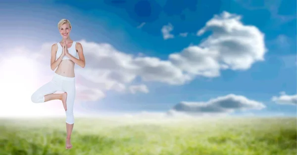 Composición Mujer Caucásica Practicando Yoga Con Espacio Copia Sobre Nubes — Foto de Stock
