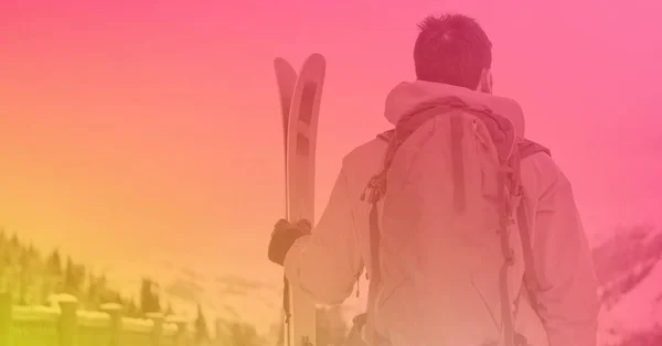 在五彩缤纷的背景下 适合高山滑雪的人的组成 健身和积极生活方式概念数字生成的形象 — 图库照片