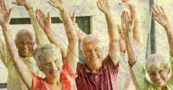 Složení Seniorské Skupiny Zvedá Ruce Usmívá Podzimní Listí Zdravý Aktivní — Stock fotografie