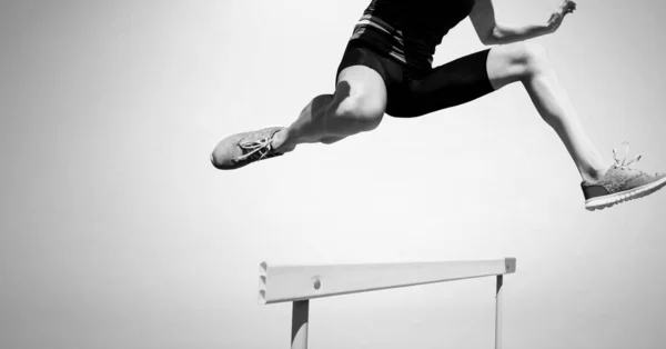 Beyaz Arka Planda Atlayan Atletik Bir Adamın Kompozisyonu Spor Fitness — Stok fotoğraf