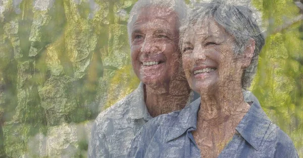 Composición Pareja Mayor Abrazando Sonriendo Follaje Otoñal Saludable Retiro Activo — Foto de Stock