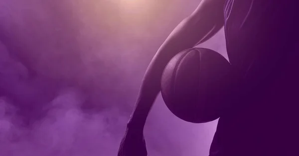 煙の上にボールと運動の男性バスケットボール選手の構成 スポーツフィットネス活動的なライフスタイルのコンセプトをデジタルで生成し — ストック写真