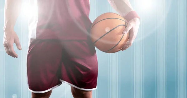 コピースペース付きバスケットボール選手保持ボールの中央部の構成 スポーツと競争の概念をデジタルで生成し — ストック写真