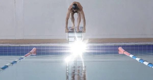 Zusammensetzung Des Menschen Der Sich Bereit Macht Ins Schwimmbad Springen — Stockfoto
