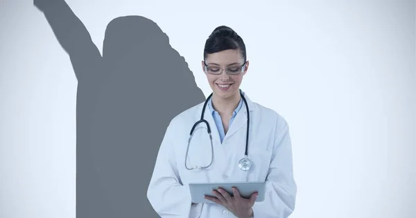 Composition Une Femme Médecin Souriante Utilisant Une Tablette Une Ombre — Photo