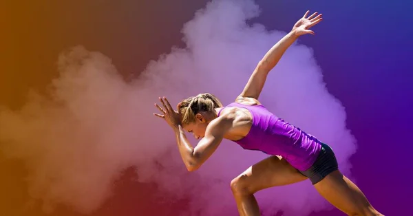 カラフルな背景で煙の上を走る運動選手の女性の構成 スポーツフィットネス活動的なライフスタイルのコンセプトをデジタルで生成し — ストック写真