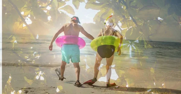 ビーチや紅葉の上にインフレータブルで歩くシニアカップルの構成 健康的なアクティブ リタイア ライフスタイルのコンセプト — ストック写真