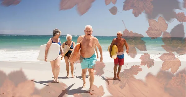 Samenstelling Van Senior Groep Met Surfplanken Strand Herfstblad Gezond Actief — Stockfoto