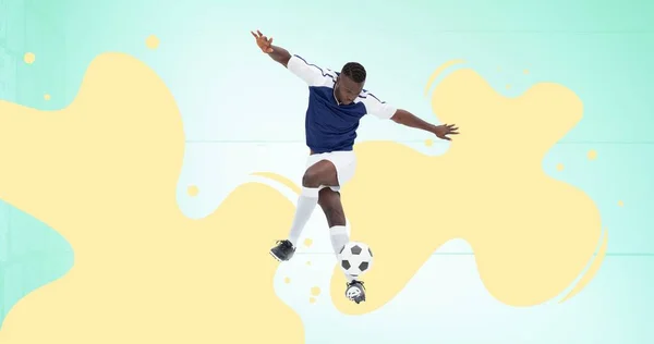 足球运动员在黄色弹片和绿色背景下的组成 体育活动及比赛概念数码图像 — 图库照片