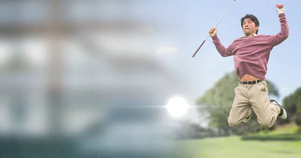 快乐的亚洲男子高尔夫球手与高尔夫球杆在高尔夫球场上跳跃的构成具有模糊性 健身和积极生活方式概念数字生成的形象 — 图库照片
