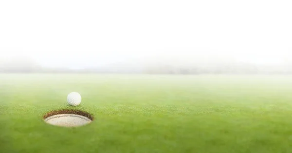 Composição Bola Golfe Campo Golfe Sobre Borrão Branco Conceito Desporto — Fotografia de Stock