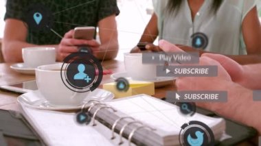 Akıllı telefon kullanan insanlar üzerinde dijital simgeli afişler bulunan sosyal medya metinlerinin animasyonu. küresel ağ, sosyal medya, teknoloji ve iletişim konsepti dijital olarak oluşturulmuş video.