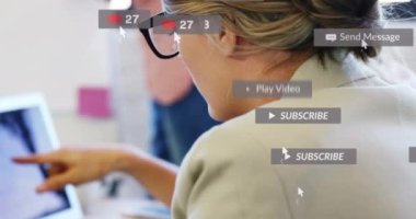 Dizüstü bilgisayar kullanan bir kadın üzerinde imleç bulunan pankartlarla sosyal medya metinlerinin animasyonu. küresel ağ, sosyal medya, teknoloji ve iletişim konsepti dijital olarak oluşturulmuş video.