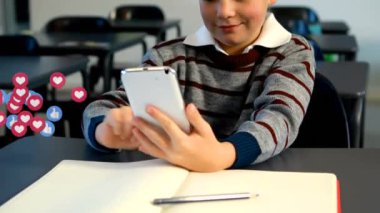 Akıllı telefon kullanan çocuk yerine dijital simgeli pankartlarla sosyal medya metinlerinin animasyonu. küresel ağ, sosyal medya, teknoloji ve iletişim konsepti dijital olarak oluşturulmuş video.