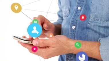 Akıllı telefon kullanan bir adam üzerinde dijital simgelerle sosyal medya metinlerinin animasyonu. küresel ağ, sosyal medya, teknoloji ve iletişim konsepti dijital olarak oluşturulmuş video.