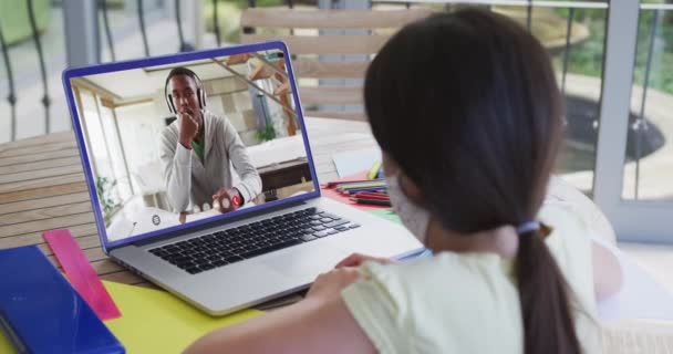 Kaukázusi Lány Arcmaszkot Visel Videóhívást Tart Otthon Laptopján Távoktatás Online — Stock videók