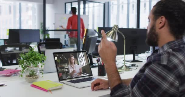 Gemengde Race Zakenman Zit Aan Het Bureau Met Behulp Van — Stockvideo