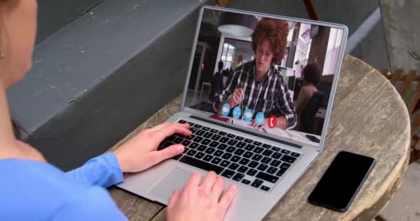 Blanke Mannelijke Leraar Heeft Een Videogesprek Laptop Met Mannelijke Student — Stockvideo