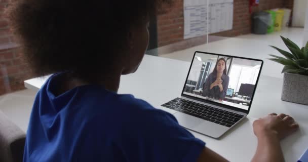 Femme Affaires Afro Américaine Assise Bureau Utilisant Ordinateur Portable Ayant — Video