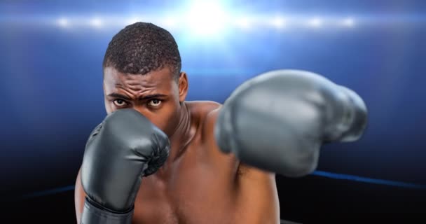 スポットライト上のボクシングリング上のアフリカ系アメリカ人ボクサーのアニメーション コロナウイルスのパンデミックの概念がデジタルで生成されたビデオの間のスポーツイベントと競争 — ストック動画