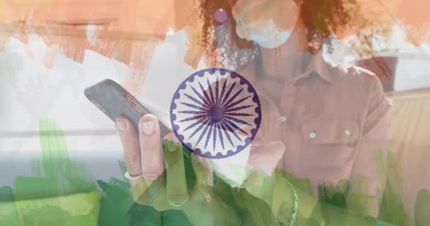 Animación Mujer Con Máscara Facial Oficina Sobre Bandera India Mundial — Vídeo de stock