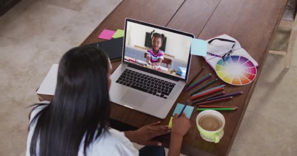 非洲裔美国女教师写在备忘录上 在家里的笔记本电脑上有一个视频通话 远程学习和网上教育概念 — 图库视频影像