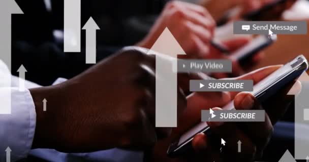 Tablet Kullanan Işadamları Üzerinde Dijital Simgeli Pankartlar Bulunan Sosyal Medya — Stok video