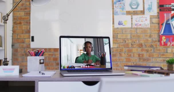 Webcam Weergave Van Afrikaans Amerikaanse Schooljongen Video Oproep Laptop Tafel — Stockvideo