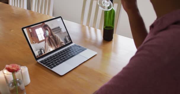 Środkowa Część Afrykańskiego Amerykanina Pijącego Wino Podczas Rozmowy Wideo Laptopie — Wideo stockowe