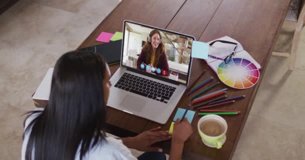 Profesora Afroamericana Escribiendo Notas Con Una Videollamada Casa Aprendizaje Distancia — Vídeos de Stock