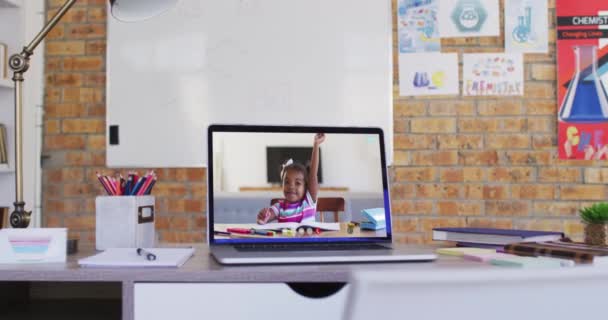 Webcam Vista Chica Afroamericana Haciendo Tarea Videollamada Portátil Mesa Escuela — Vídeos de Stock