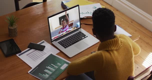 Afro Amerikaanse Lerares Heeft Een Videogesprek Met Schoolmeisje Laptop Thuis — Stockvideo